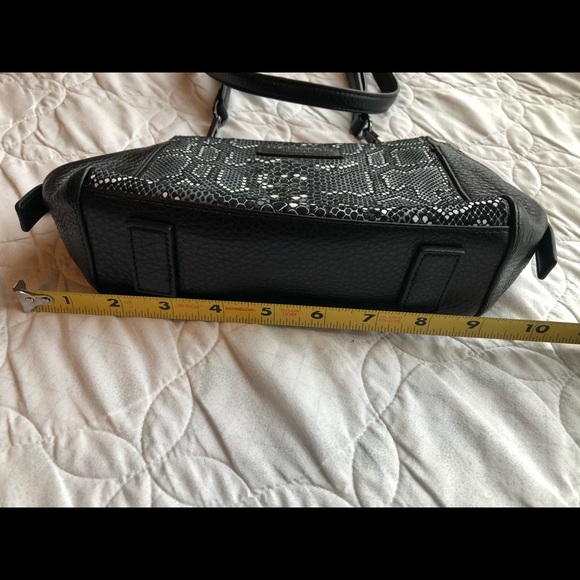 HALSTON HERITAGE AUTHENTIC! Leather purse w/embossed snake skin design. A Steal! - Picture 10 of 16